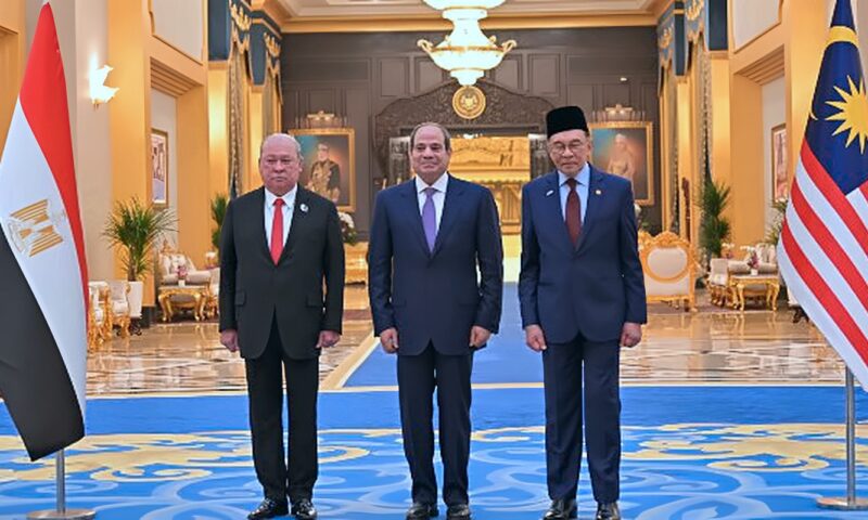 الرئيس السيسي لرئيس وزراء ماليزيا: نتطلع للتعاون في قطاعات الطاقة الجديدة والإلكترونيات والزراعة
