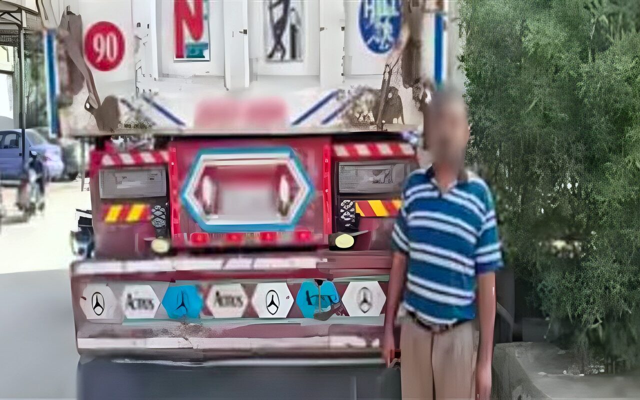 كشاف خلفي يعرض حياة المواطنين للخطر، فيديو متداول يطيح بسائق نقل في الجيزة