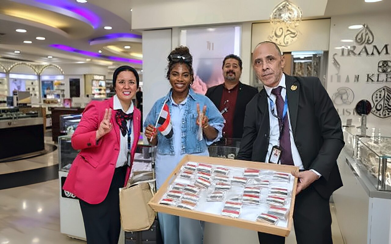 مطار القاهرة يحتفل بذكرى انتصارات أكتوبر مع المسافرين .. صور