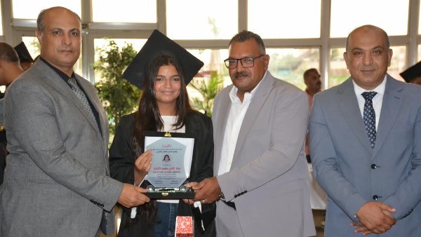 مصر للطيران.. اللجنة النقابية بالخدمات الجوية تكرم الطلاب أبناء العاملين المتفوقين