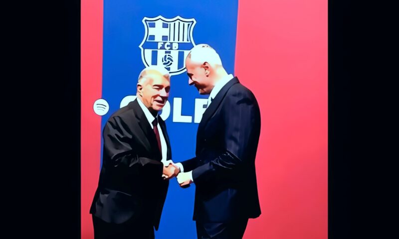 رئيس برشلونة يستقبل رئيس مصر للطيران بملعب كامب نو ويشيد بالشراكة مع الناقل الوطني