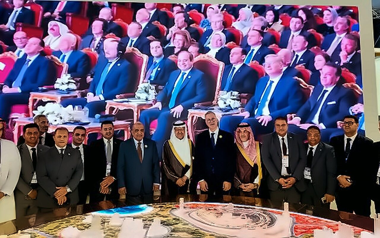 وزيرا البترول والكهرباء ونظيرهما السعودي يتفقدون جناح القطاع البترول بمعرض الرياض