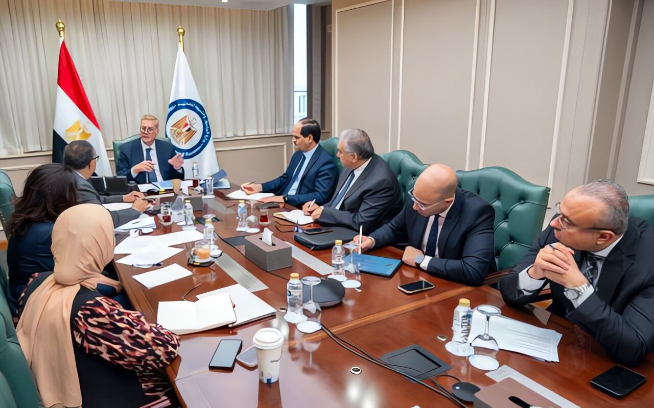 وزير البترول يتابع خطط تأمين احتياجات السوق المحلية من المنتجات البترولية والغاز في ضوء التطورات الجيوسياسية وتداعياتها على أسواق الطاقة العالمية