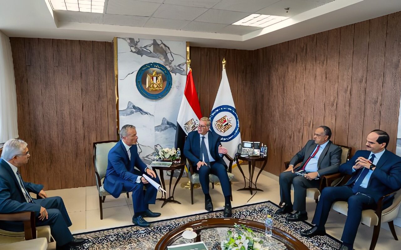 إمكانات واعدة لإنتاج البترول غير التقليدي بالصحراء الغربية.. تفاصيل مباحثات وزير البترول مع رئيس شركة نسر العالمية