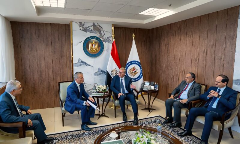 إمكانات واعدة لإنتاج البترول غير التقليدي بالصحراء الغربية.. تفاصيل مباحثات وزير البترول مع رئيس شركة نسر العالمية