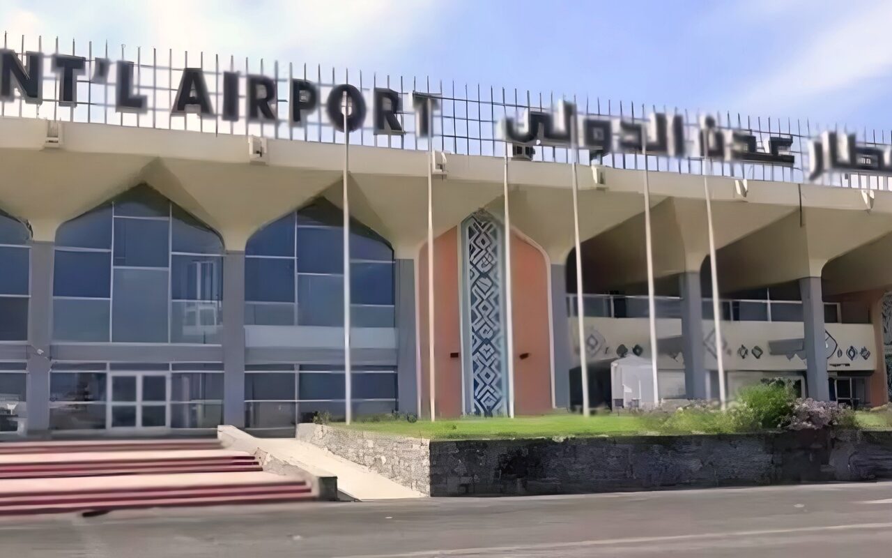اليمن يدعو لتحرك دولي بعد استهداف مطار عدن للمرة السادسة