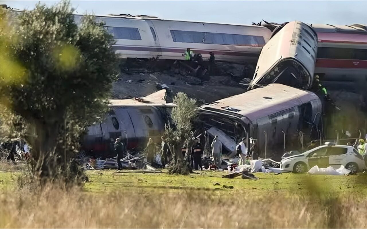 لفتة إنسانية، لاعبو برشلونة وريال مدريد يقفون حدادا على ضحايا حادث قطار طليطلة (فيديو)