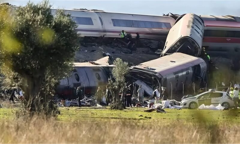 لفتة إنسانية، لاعبو برشلونة وريال مدريد يقفون حدادا على ضحايا حادث قطار طليطلة (فيديو)
