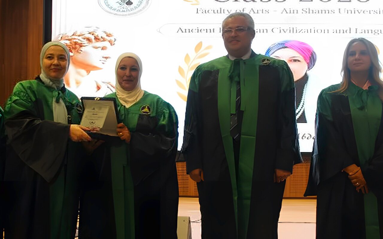نائب رئيس جامعة عين شمس يشهد حفل تخرج دفعة جديدة من قسم اللغات الأوروبية بكلية الآداب