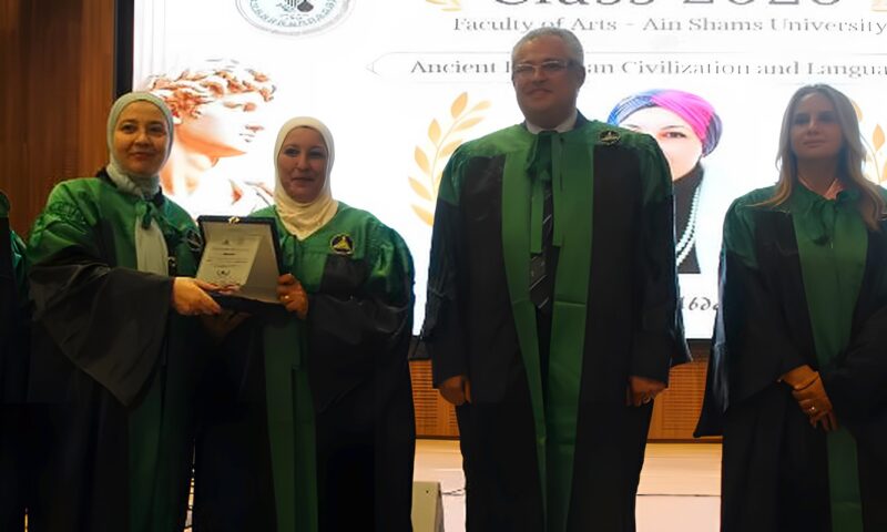 نائب رئيس جامعة عين شمس يشهد حفل تخرج دفعة جديدة من قسم اللغات الأوروبية بكلية الآداب