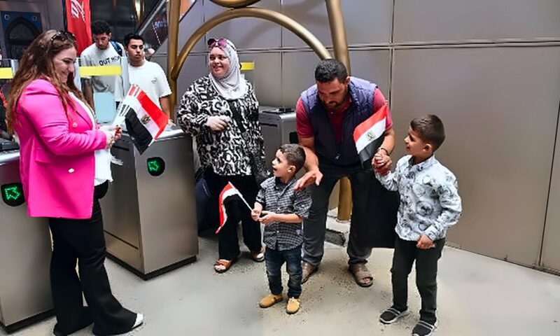 السكك الحديد تشارك الركاب الاحتفال بالذكرى 53 لانتصارات أكتوبر.. صور