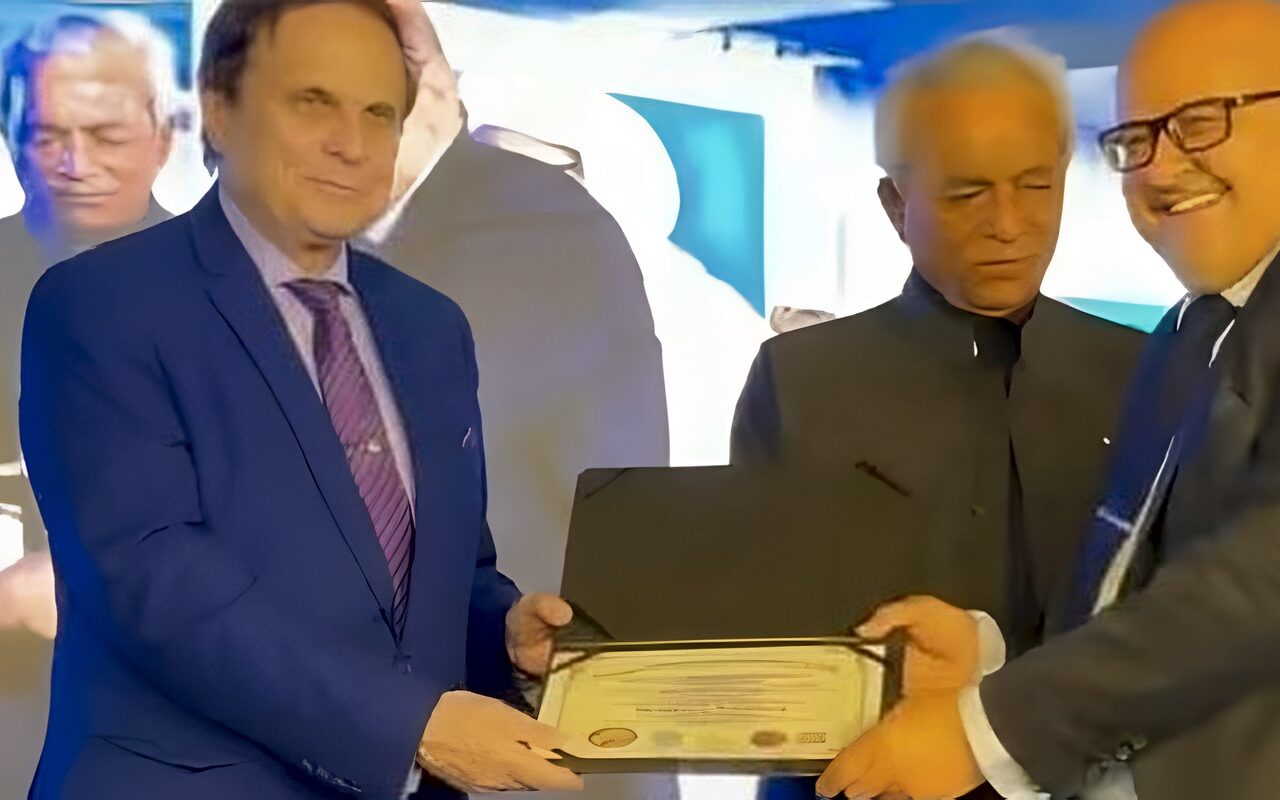 جامعة القاهرة تهنئ الدكتور سامي الشريف لحصوله على الدكتوراه الفخرية من جامعة باشن الأمريكية