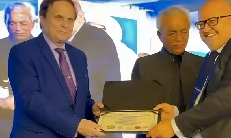 جامعة القاهرة تهنئ الدكتور سامي الشريف لحصوله على الدكتوراه الفخرية من جامعة باشن الأمريكية