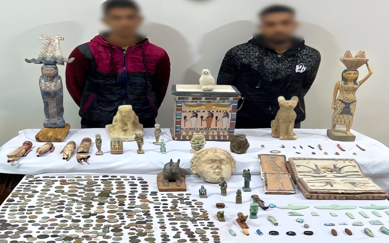 وصلوا للكنز فى الجبل.. القبض على شخصين بحوزتهما 521 قطعة أثرية بالمنيا