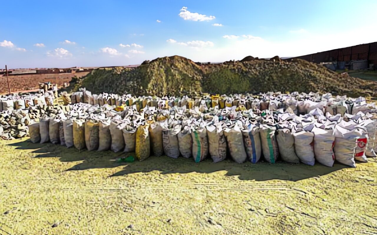 ضبط المتهمين بإدارة مصنع لإنتاج المخصبات الزراعية المغشوشة بالجيزة