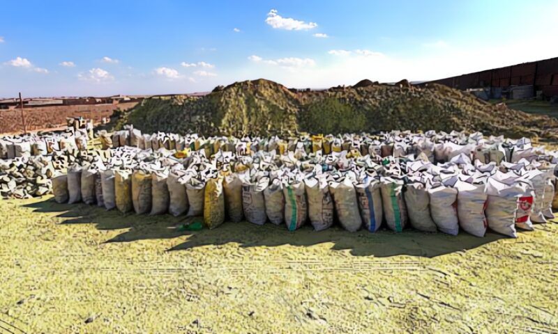 ضبط المتهمين بإدارة مصنع لإنتاج المخصبات الزراعية المغشوشة بالجيزة