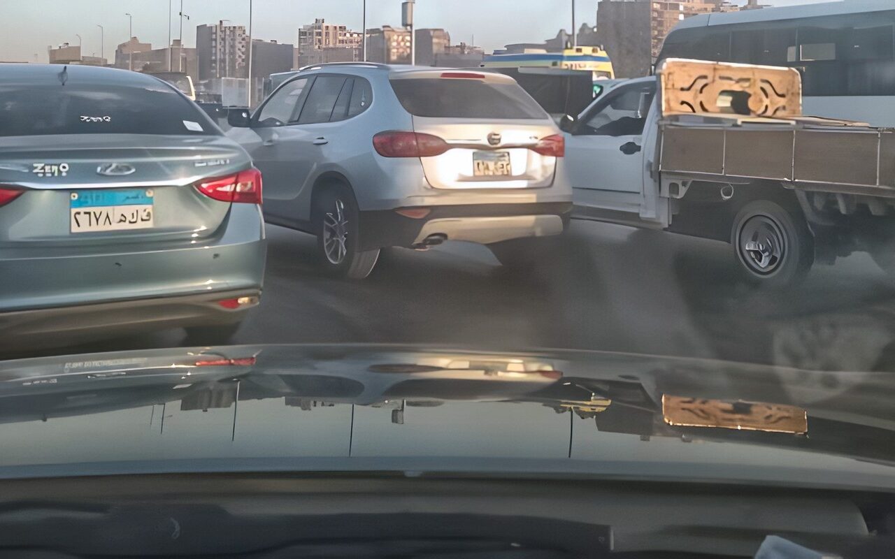 تصادم سيارة نقل وعدد من السيارات الملاكي بمحيط محطة مسطرد للأتوبيس الترددي