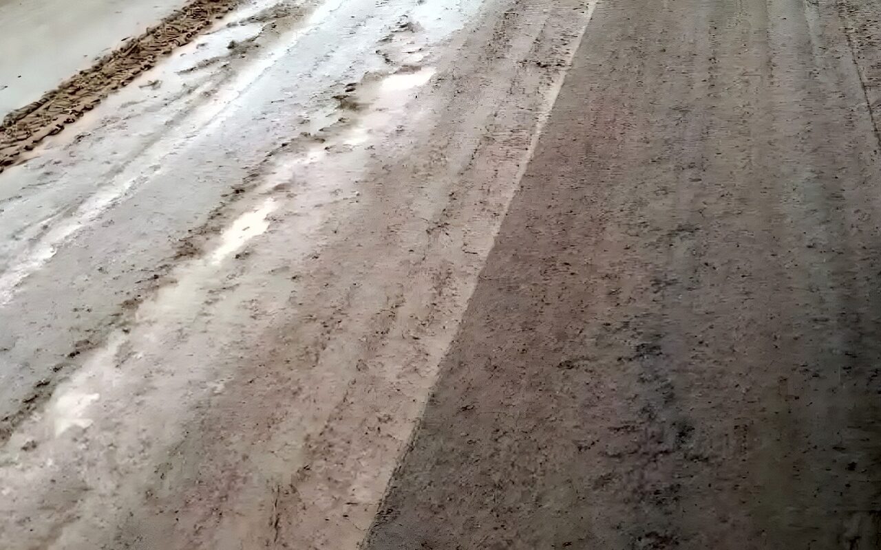 البحر الأحمر ترفع درجة الاستعداد القصوى لمواجهة التقلبات الجوية، وإزالة الإطماءات بطريق مرسى علم/برنيس