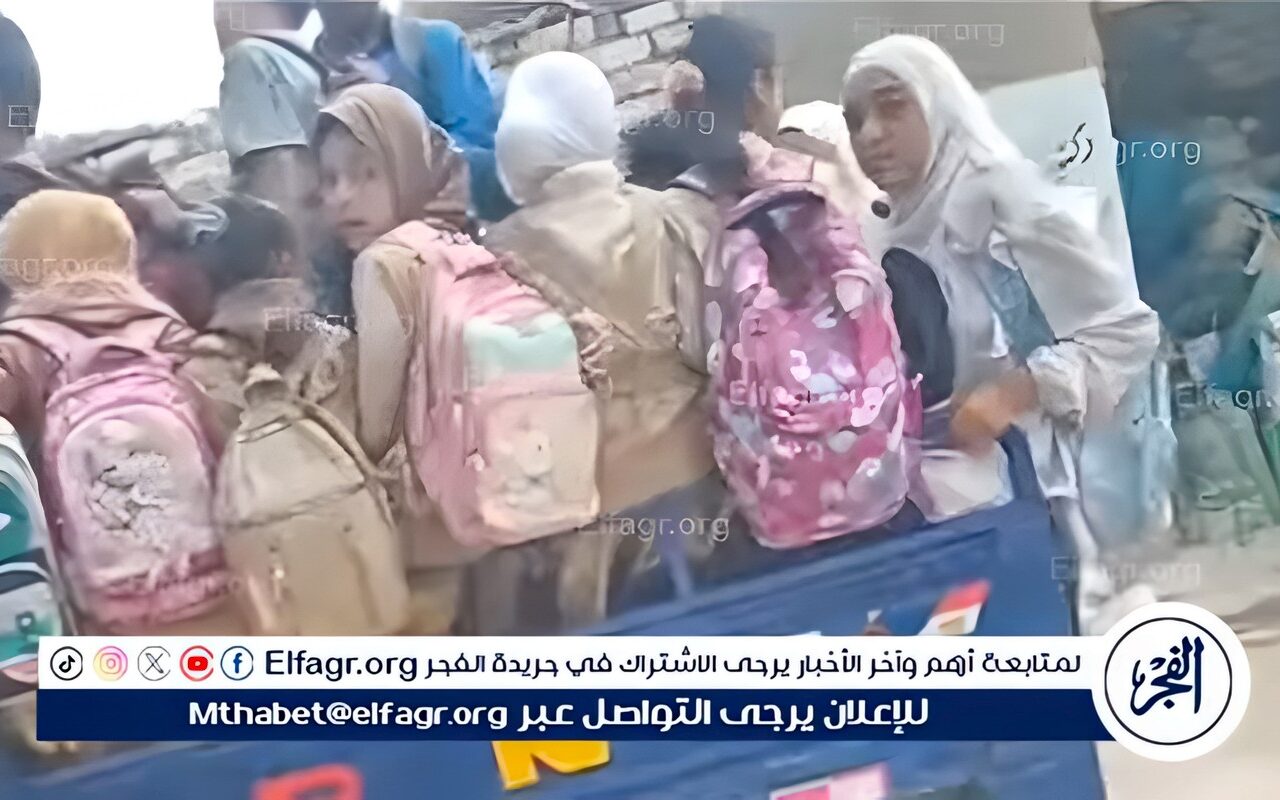 بعد وفاة تلميذين بالفيوم.. تروسيكل ينقل أكثر من 20 تلميذا بعزبة الشيخ علام