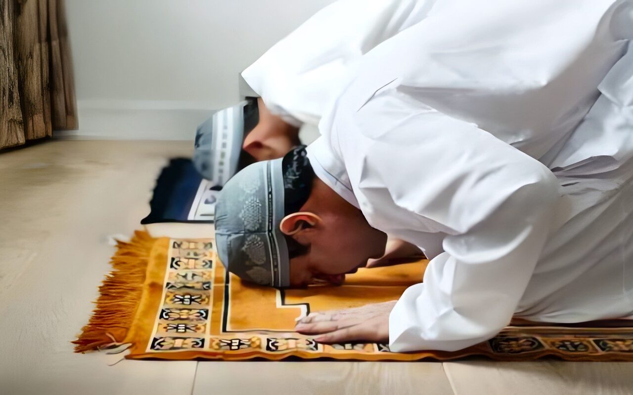 ماذا يفعل الإمام إذا أخطأ في قراءة القرآن ولم يجد من يرد عليه؟.. اعرف التصرف الصحيح