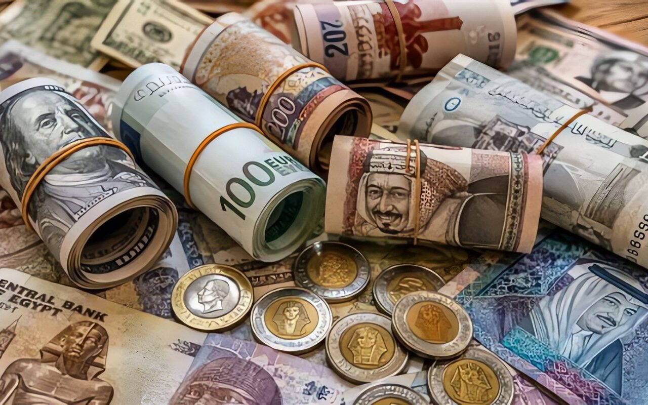 الدولار و الريال السعودي.. أسعار العملات الأجنبية والعربية اليوم الخميس