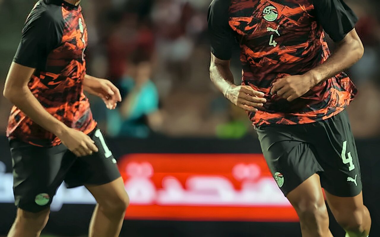منتخب مصر يجري عملية الإحماء استعدادا لمواجهة جنوب أفريقيا (صور)