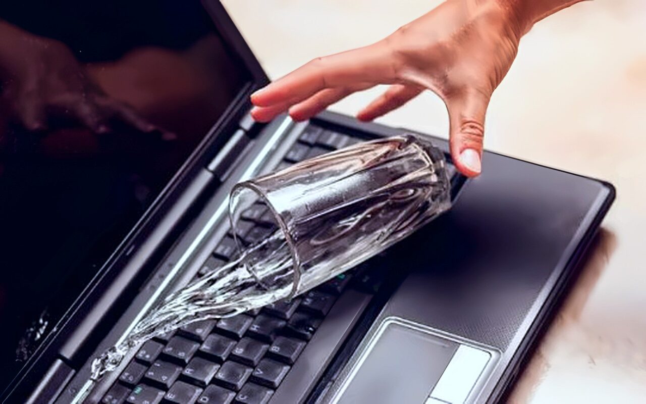 خطأ واحد يدمر جهازك.. ماذا تفعل إذا انسكب الماء على اللابتوب؟