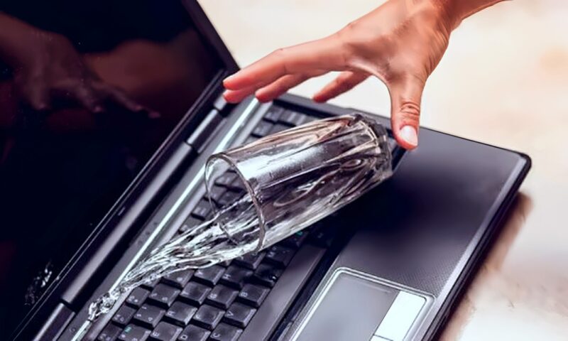 خطأ واحد يدمر جهازك.. ماذا تفعل إذا انسكب الماء على اللابتوب؟