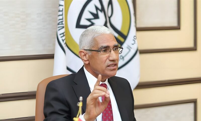 جامعة جنوب الوادي تدرس حلولا مؤقتة وعاجلة لتحسين منظومة النقل الداخلي للطلاب (فيديو)