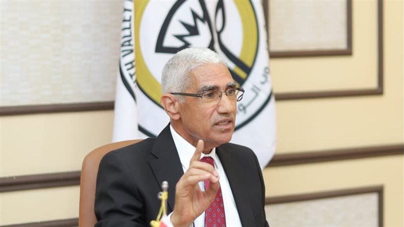 جامعة جنوب الوادي تدرس حلولا مؤقتة وعاجلة لتحسين منظومة النقل الداخلي للطلاب (فيديو)