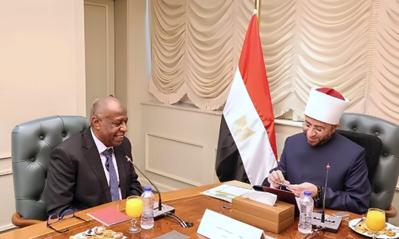 وزير الأوقاف يستقبل رئيس الاتحاد العربي للمحاربين القدماء وضحايا الحرب