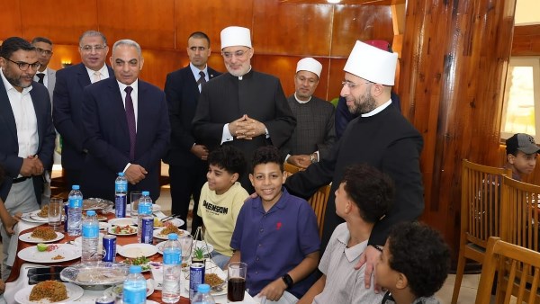 مفتي الجمهورية يزور أطفال مستشفى 57357 بالإسماعيلية ويشاركهم الاحتفال بالعيد القومي