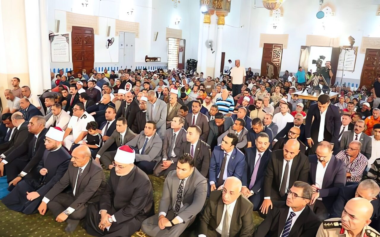 وزير الأوقاف ومفتي الجمهورية ومحافظ السويس يؤدون صلاة الجمعة بمسجد بدر