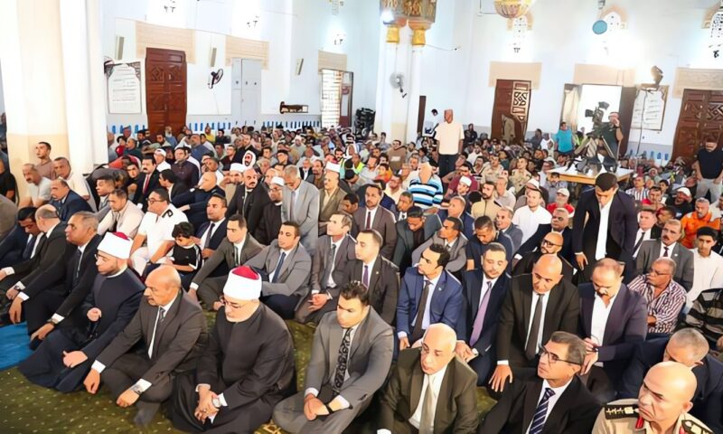 وزير الأوقاف ومفتي الجمهورية ومحافظ السويس يؤدون صلاة الجمعة بمسجد بدر