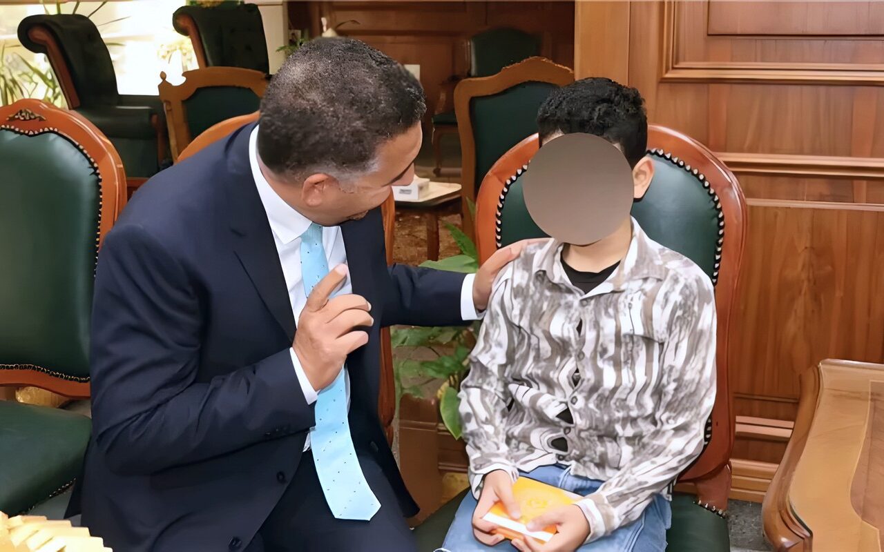 محافظ القليوبية يستجيب لطلب أم ويهدي جهازَي تسجيل صوتي لشقيقين فاقدَي البصر