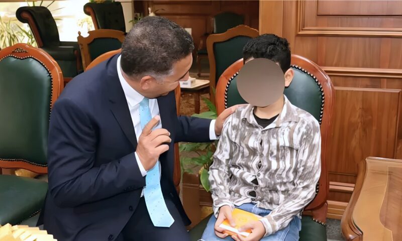 محافظ القليوبية يستجيب لطلب أم ويهدي جهازَي تسجيل صوتي لشقيقين فاقدَي البصر