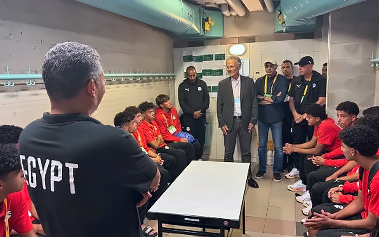 سفير مصر في سويسرا يدعم منتخب الناشئين قبل مواجهة كندا