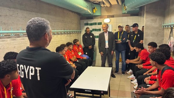 سفير مصر في سويسرا يدعم منتخب الناشئين قبل مواجهة كندا