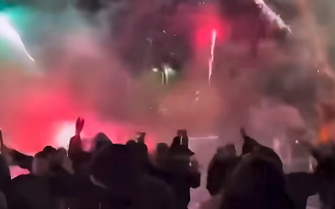 شماريخ وألعاب نارية.. جماهير جالطة سراي تحتشد أمام فندق برشلونة