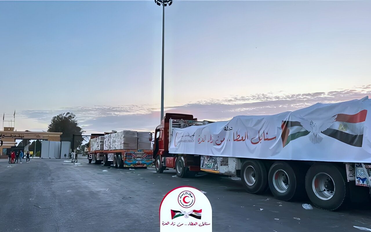 لمواجهة أزمة الخبز.. الهلال الأحمر يدفع بأكثر من 1،620 طنًا من الدقيق والسلال الغذائية إلى غزة