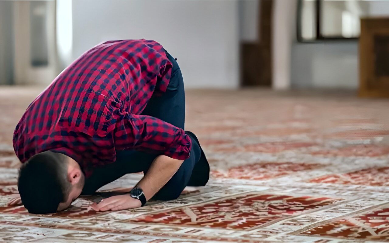 هل يجوز جمع الظهر والعصر بسبب ضغط العمل؟ اعرف الحكم الشرعي