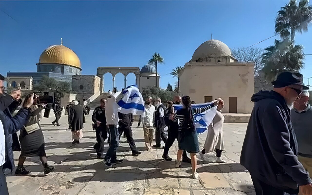 استهداف إسرائيلي للأماكن الدينية في الضفة ومخططات ممنهجة للتهجير القسري.. ماذا تقول الأرقام؟