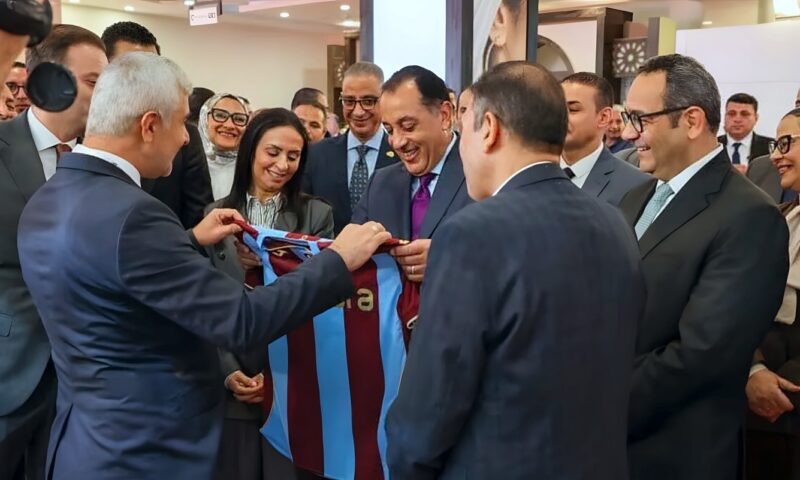 “هدية مفاجئة” من طرابزون لرئيس وزراء مصر.. قميص صلاح