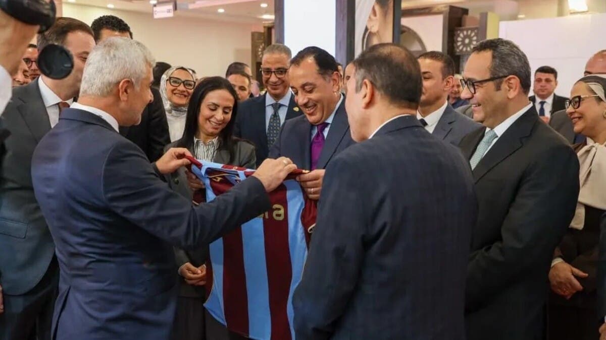 “هدية مفاجئة” من طرابزون لرئيس وزراء مصر.. قميص صلاح