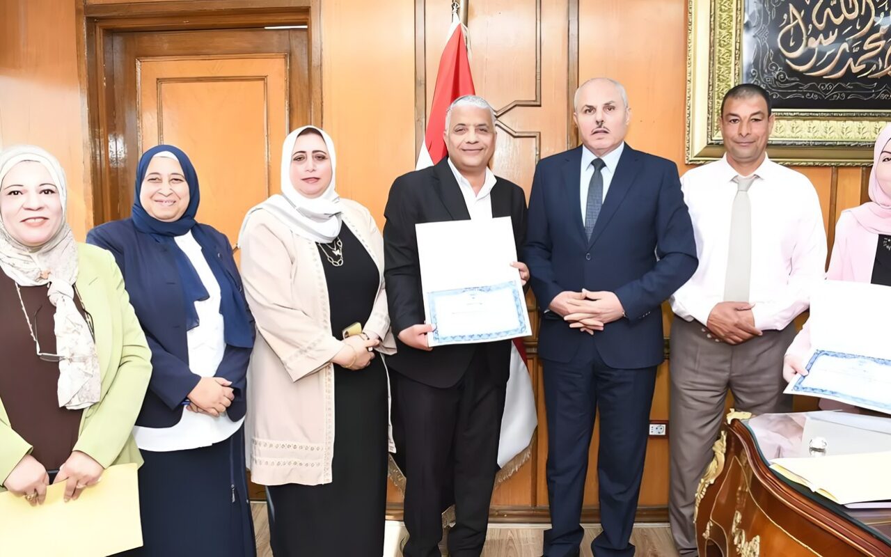 رئيس جامعة قناة السويس يكرّم العاملين المتميزين عن شهر أغسطس
