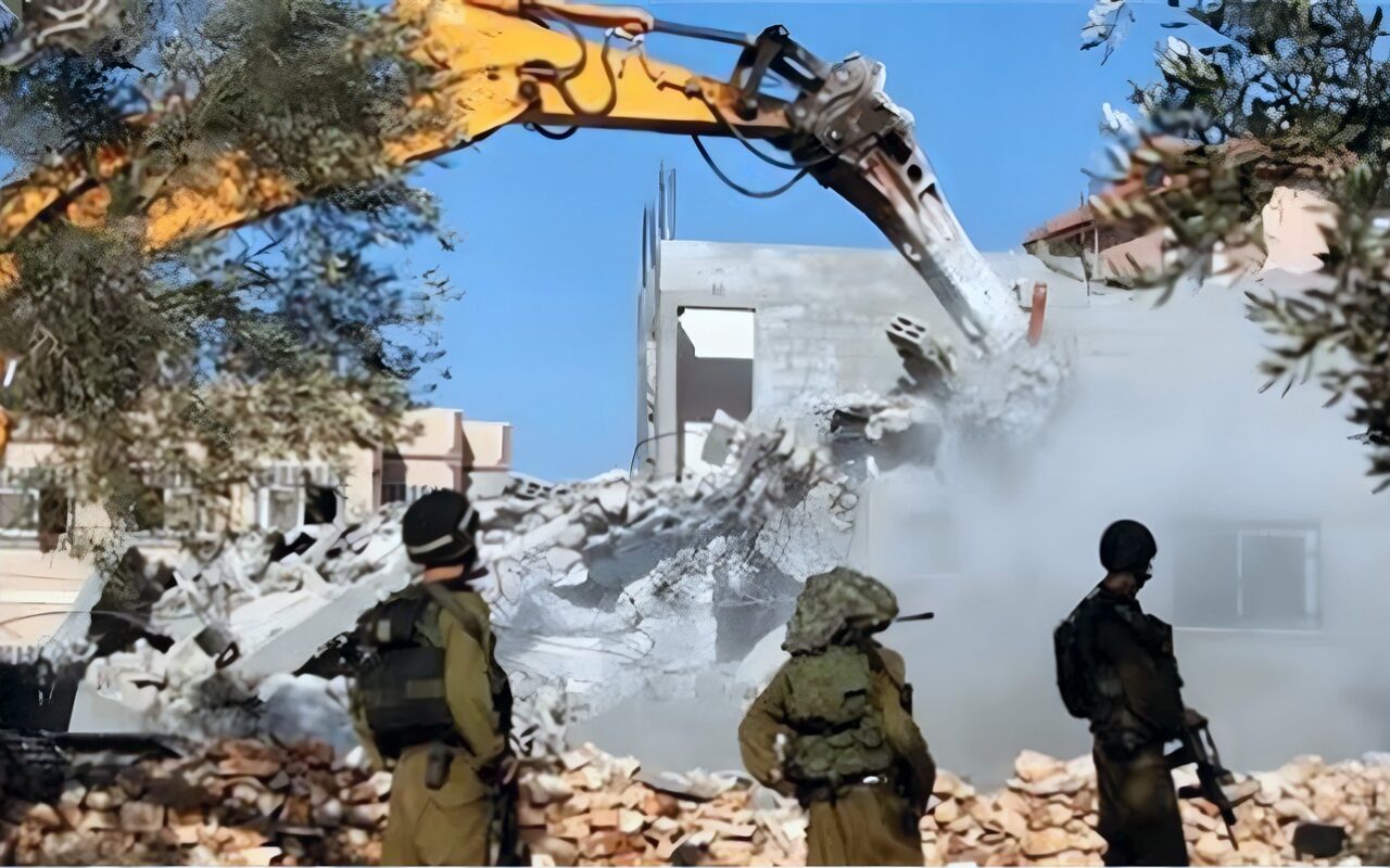 الاحتلال يهدم منزلا ويفجر آخر في بلدة بيتا جنوب نابلس
