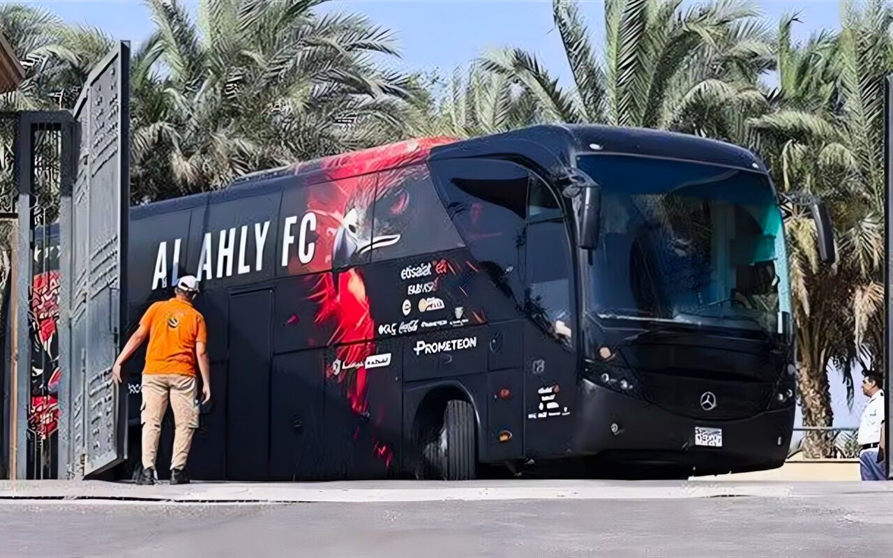 وصول حافلة الأهلي لاستاد القاهرة استعدادًا لمواجهة مودرن سبورت (فيديو)