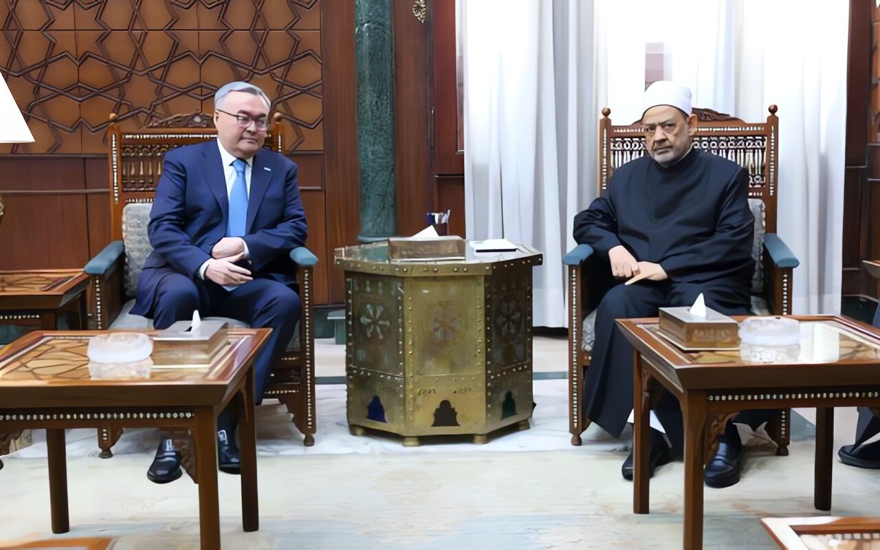 شيخ الأزهر لوزير خارجية كازاخستان: نتمنى أن نعيش لنرى اليوم الذي يجتمع فيه المسلمون على عدوهم لا على أنفسهم