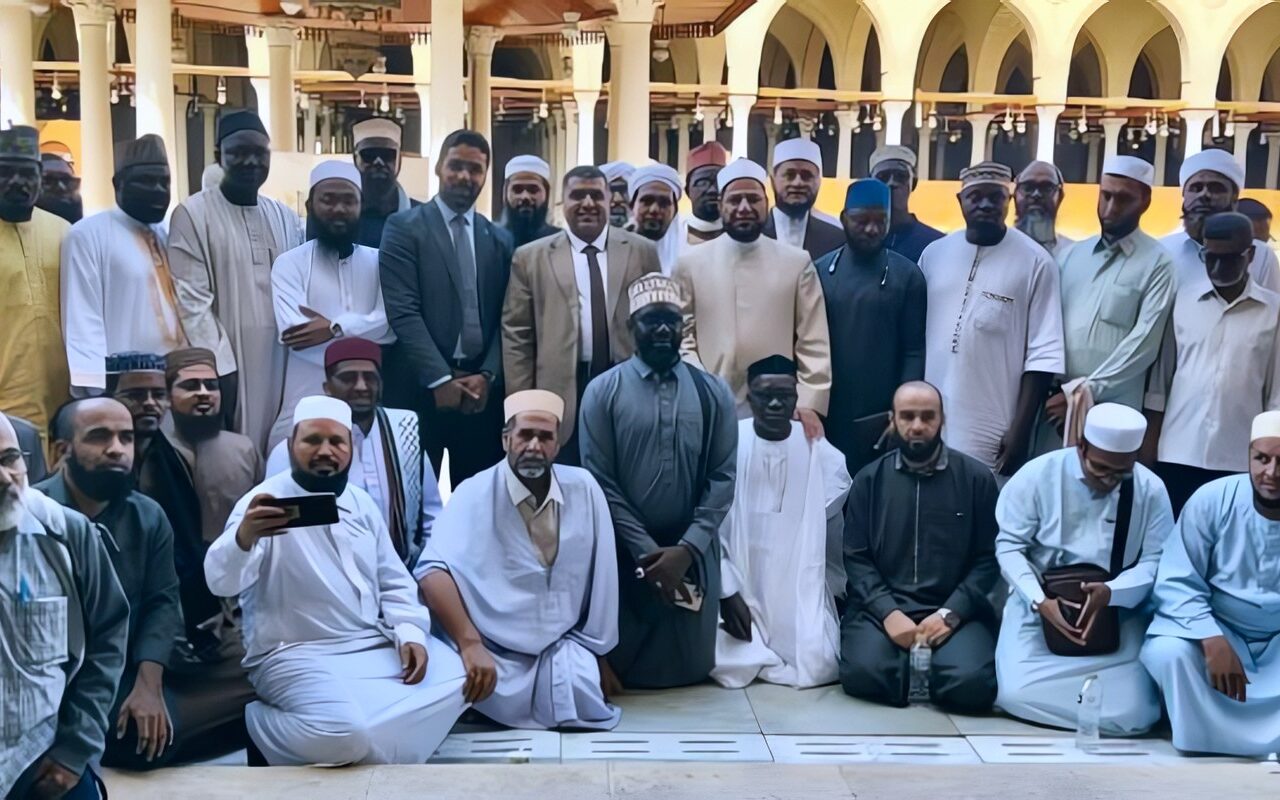“أكاديمية الأزهر العالمية” تنظم “زيارة ميدانية” للأئمة والدعاة الوافدين إلى مجمع الأديان بمصر القديمة