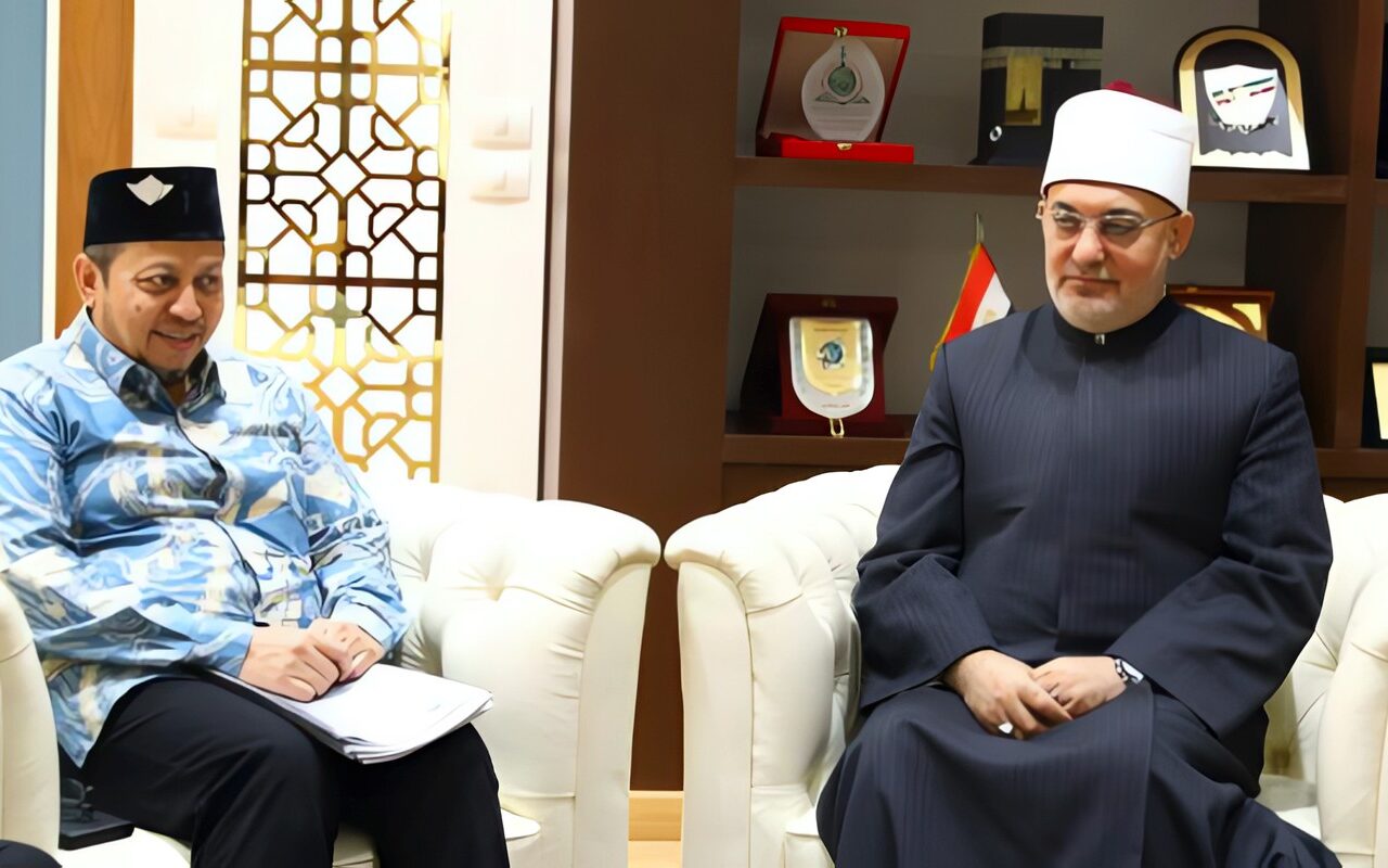 مفتي الجمهورية يبحث تعزيز التعاون العلمي والدعوي مع وفد إندونيسيا